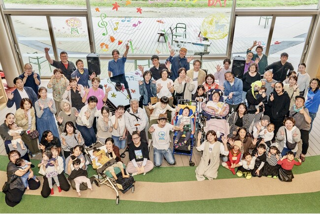 長野県軽井沢町で医療的ケア児や重度心身障害児とその家族らの交流イベントを開催。インクルーシブ遊具の展示や熱気球の搭乗体験など誰でも楽しめる企画で、子どもたちの理解者や支援者を増やす。