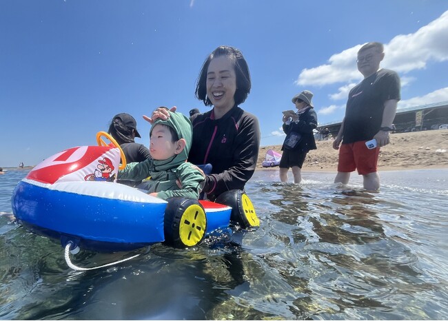 医療的ケア児や重度心身障害児と家族のための海水浴イベントを開催！夏休みの思い出づくりに、家族で海を楽しむ機会を提供。