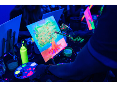 日本に初上陸、世界の主要都市で好評の暗闇アートワークショップ「Neon Brush」が東京・原宿で開催　...