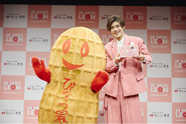 なごみの米屋 人気歌手・新浜レオンが“宣伝部長”に就任！　「なごみるく」カラー ピンクの特別衣装・声援に包まれた就任式　商品開発参画＆WebCM・オリジナルソング制作もサプライズ発表