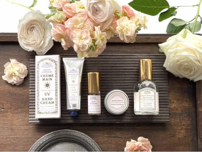 南仏発「サンタール・エ・ボーテ」より季節限定フレグランス『ローズ エクラタントゥ』が今年も登場。待望の新アイテム「プティトワレ」が加わり、全4種のラインナップで2026年3月1日(日）より販売中。