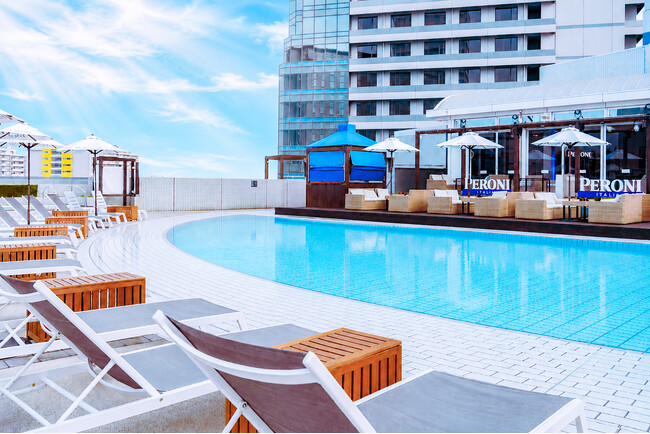 ホテル屋上のガーデンプールが6月13日から夏季限定でオープン「City Break×Recharge」をテーマに、昼は都会のオアシス、夜は煌めくナイトプールに