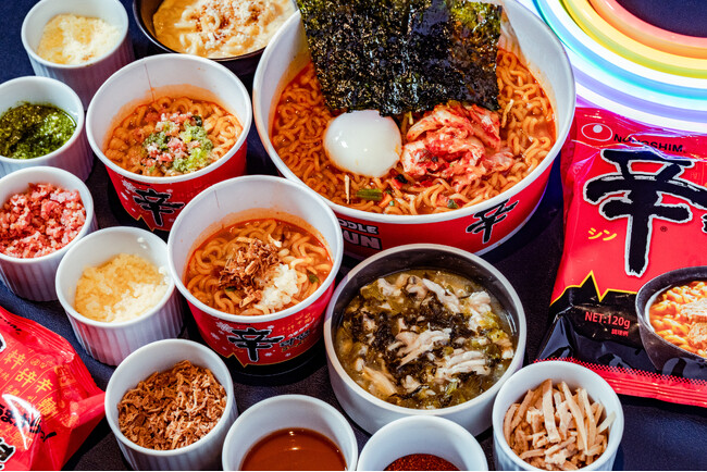 ホテルブッフェ初！「辛ラーメン」の農心ジャパンと『韓国ブッフェ K-Food Holic Vol.2』で特別コラボ！話題のラーメン自動調理機やホテルシェフ考案のアレンジメニューがブッフェで楽しめる