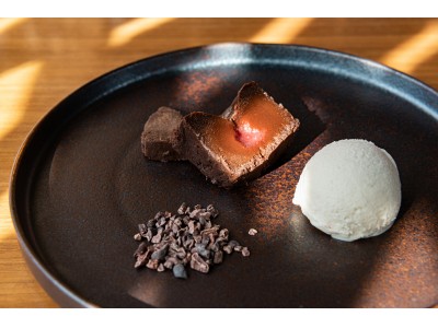 あまおうのガトーショコラとカカオニブに漬け込んだ甘酒＆ココナッツのアイスクリームが一皿にINTERSECT BY LEXUS - TOKYO