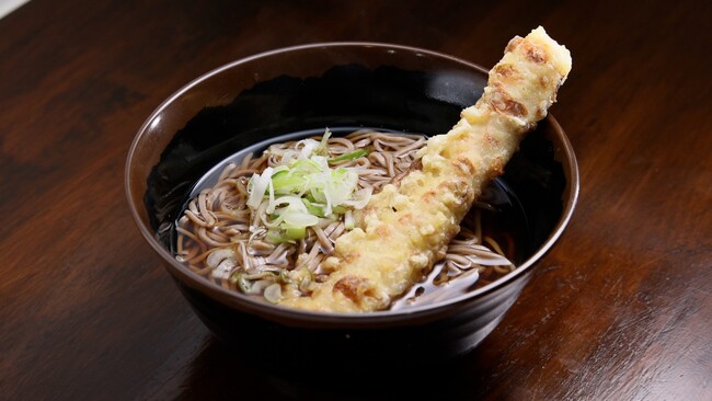 【ＢＳ日テレ】神奈川・八丁畷で見つけたガード下にある“ザ・立ち食いそば屋”　ドランク塚地も心配「天ぷらのサクサクが電車の音で聞こえなかったかな？」　自慢は鰹節と昆布を合わせるこだわりの出汁