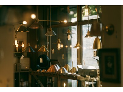 無垢の真鍮にこだわる照明器具やヴィンテージ家具、ヴィンテージ自転車などを扱う『POINT NO.39』が、フラッグシップストアを五反田駅より徒歩約7分の戸建て倉庫へ移転。