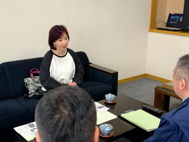 アンバサダーの伍代夏子氏が保護犬育成プログラムが実施されている尾道刑務支所を訪問