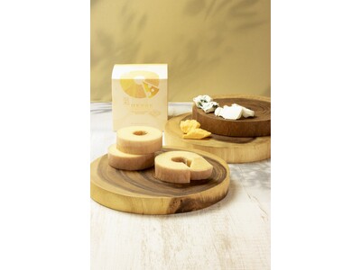 【新千歳空港限定】3種のチーズと北海道素材を贅沢に使った「チーズバームクーヘン」新発売！職人が生地から丁寧に焼き上げる濃厚チーズのコク深さ｜フェルム ラ・テール美瑛 新千歳空港クラフトスタジオ店