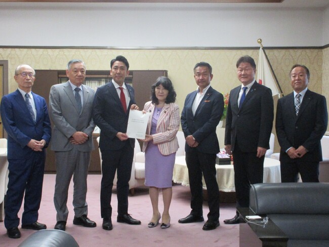 日野市・多摩市・稲城市・東京南農業協同組合が連名で都市農地の保全に関する要望書を国に提出