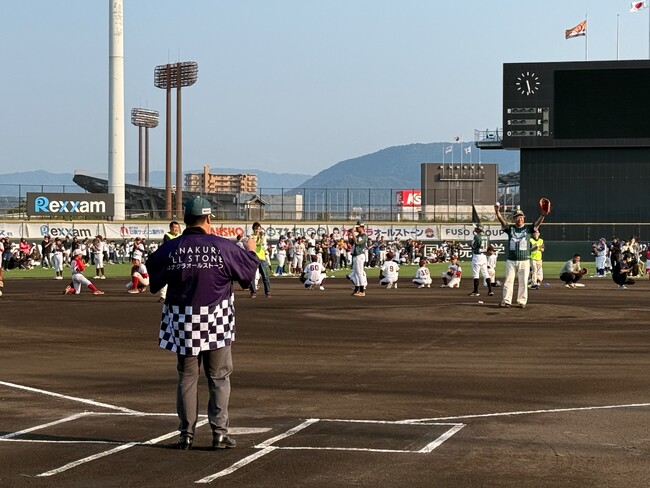 香川オリーブガイナーズ、ギネス世界記録(TM)を達成。総勢624名の子供から大人までの方が「同時に始球式でボールを投げた最多人数」に挑戦