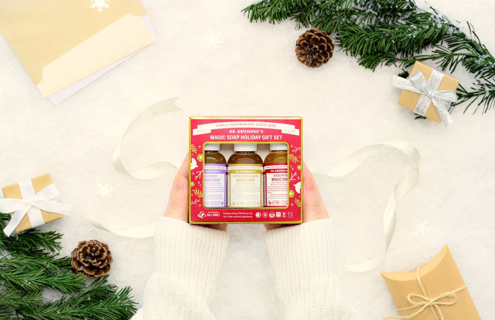 2022年11月1日（火）全国販売開始。カリフォルニア発、アースフレンドリーなオーガニックボディケアブランド「ドクターブロナー」から、みんなの心が温かくなるホリデーシーズンだけの限定セットが登場。