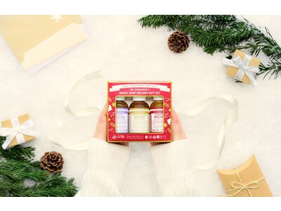 2022年11月1日（火）全国販売開始。カリフォルニア発、アースフレンドリーなオーガニックボディケアブランド「ドクターブロナー」から、みんなの心が温かくなるホリデーシーズンだけの限定セットが登場。