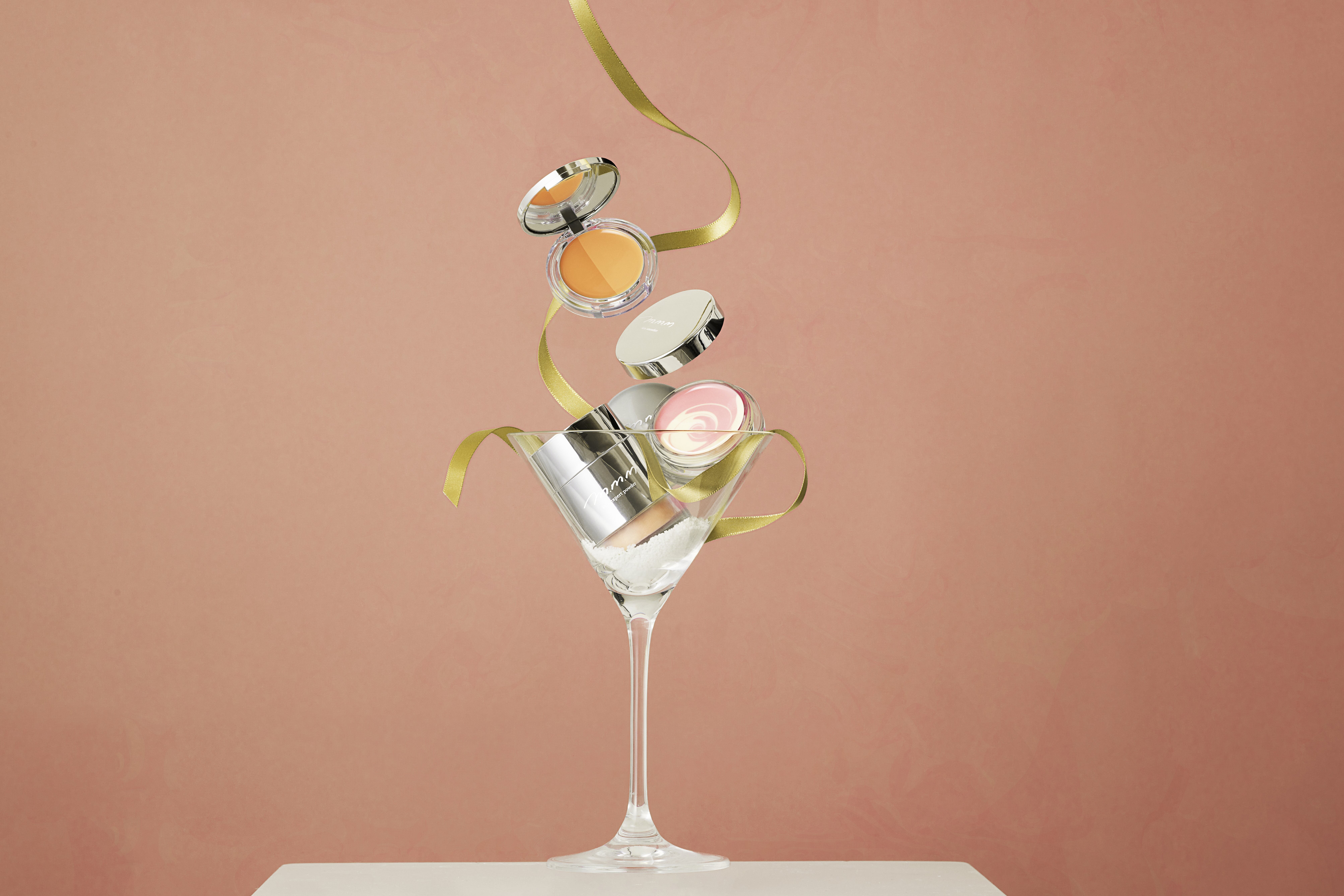 【m.m.m】素肌感のある軽やかな仕上がりのアイテムを集めたホリデーセット「m.m.mホリデーセット」が12/9(金)より公式オンラインショップにて数量限定で発売開始。