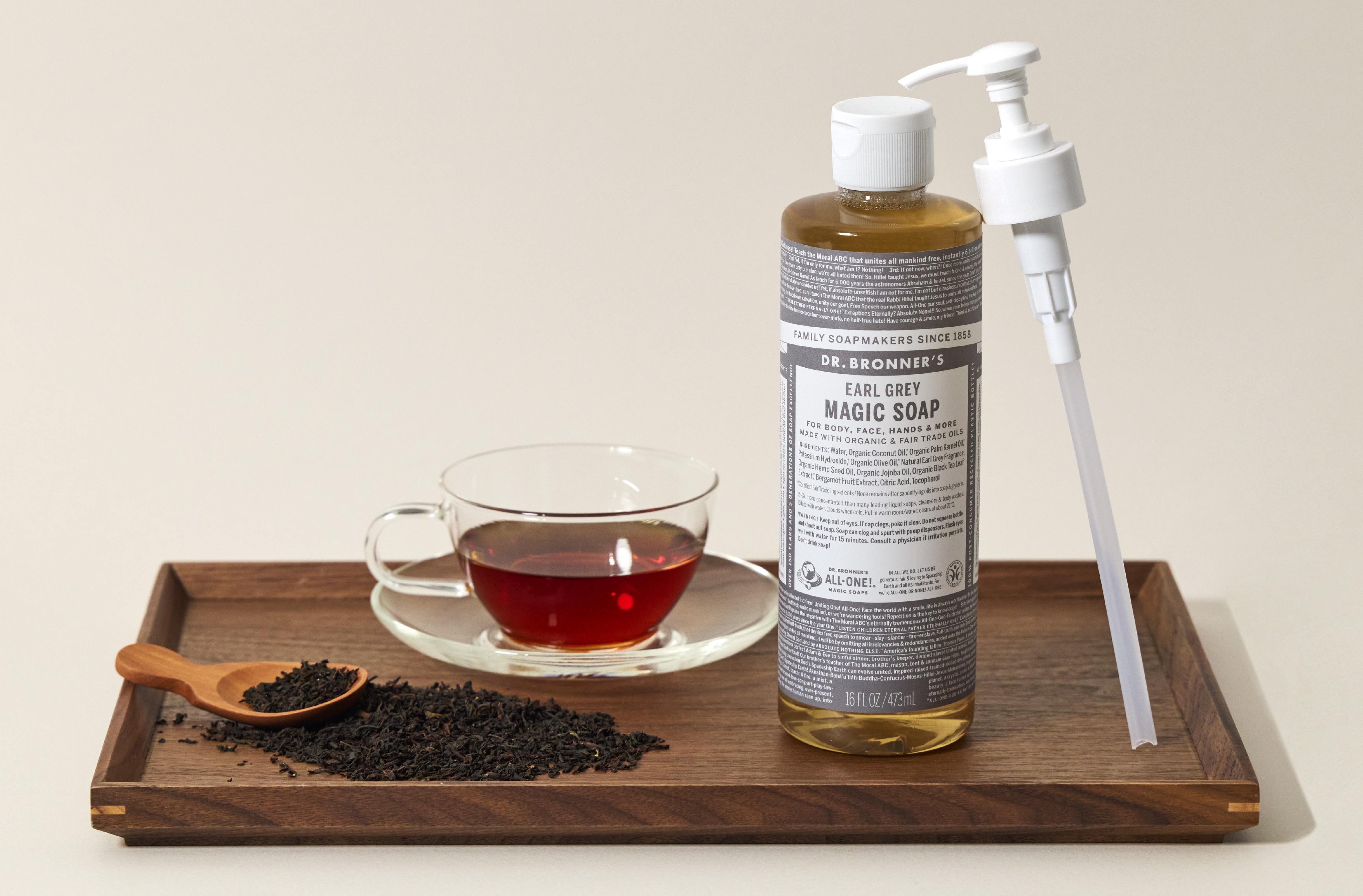クリーミー泡で毛穴の黒ずみ*¹オフ。アメリカ発の世界的オーガニックボディケアブランド「ドクターブロナー」のマジックソープ季節限定フレグランス「アールグレイ」大容量サイズが、ポンプ付き限定セットで登場