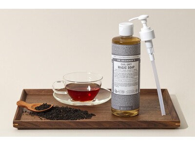 クリーミー泡で毛穴の黒ずみ*¹オフ。アメリカ発の世界的オーガニックボディケアブランド「ドクターブロナー」のマジックソープ季節限定フレグランス「アールグレイ」大容量サイズが、ポンプ付き限定セットで登場