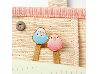 小鳥好きさんのためのフェリシモの部活動「小鳥部(TM)」からかぎの場所をインコたちが教えてくれる「かぎはここだよ♪ ちょこんとインコがとまるキークリップ」が登場！