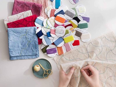 40色の糸でカラフルに自由に楽しめる刺し子の手芸キット「ひだまりのリス 軽やか刺し子クロスの会」がフェリシモ「Couturier［クチュリエ］」から登場