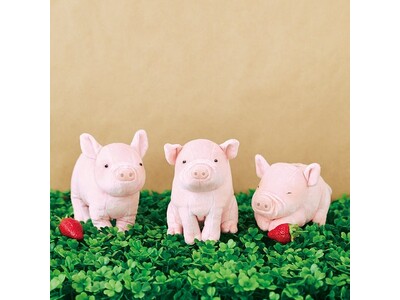 赤ちゃんミニブタの甘えん坊な姿をリアルに再現した「のんびり気ままなミニブタの赤ちゃんポーチ」が、フェリシモ「YOU MORE!」から誕生