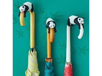 不安定な場所でだら～んと寝る、脱力パンダの姿を再現！「そこで寝ちゃうの？ だら～んパンダの傘タグ」が、フェリシモ「YOU MORE!」から誕生