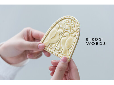 春、暮らしの衣替えに。インテリアブランド「BIRDS’ WORDS」さんと作った、ぽってりと立体的なモチーフがかわいい「スタンド付きレリーフプレート」がフェリシモ「SeeMONO」から新登場