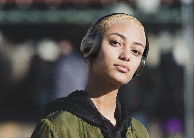 yĐ烊[g[N܂Ń}`Ɋ􂷂mCYLZO@\ڃCXI[o[C[wbhzuJBL TUNE 760NCvV