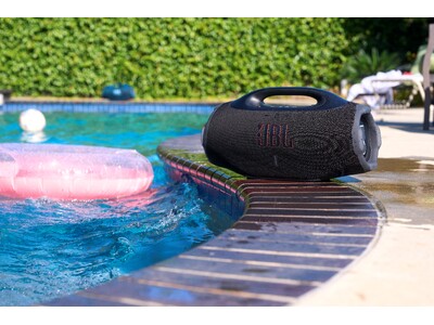 JBL�|�[�^�u��Bluetooth�X�s�[�J�[�j��ō��̃p���t���T�E���h�ł���ɐi�������d�ቹ�E�ϋv����������uJBL Boombox 4�v�V�o��