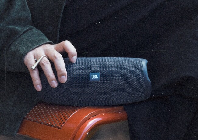 ファッションやインテリアと調和するスレートグレーをまとった限定モデル　ポータブルBluetoothスピーカー「JBL Charge Essential 3 SE」新登場