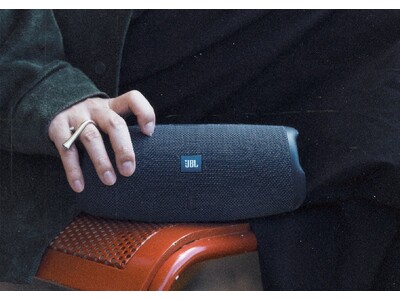 ファッションやインテリアと調和するスレートグレーをまとった限定モデル　ポータブルBluetoothスピーカー「JBL Charge Essential 3 SE」新登場