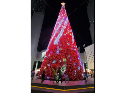 梅田スカイビル　13万球のイルミネーション「Twinkly」を敷き詰めた国内最大級のLEDマッピングツリーがクリスマスを演出