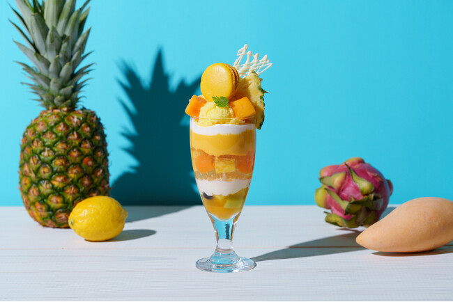 爽やかで甘酸っぱい― 。南国果実の魅力を重ねた夏パフェ~8月は「とろける南国フルーツのパフェ」が、新登場!~