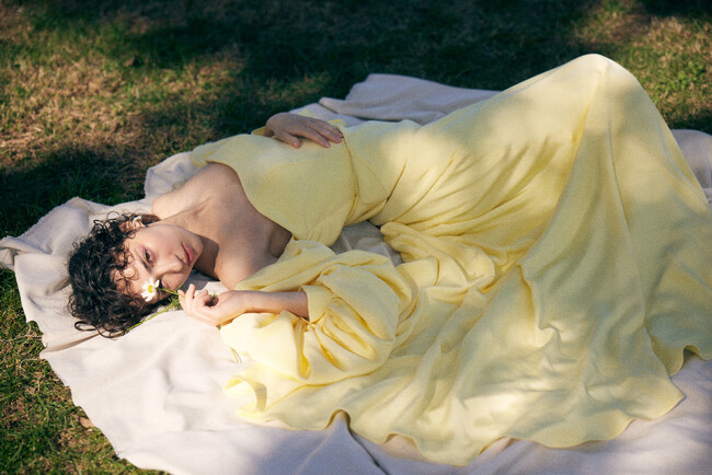 結婚式の装花から抽出した天然染料で染めるドレス　『MIRROR MIRROR』でボタニカル・ダイ ドレスのレンタルを開始