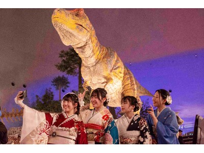 恐竜の前で晴れ着姿　「20歳のつどい」を福井県立恐竜博物館で初開催