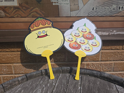 爽やかな風を巻き起こせ!ニジゲンノモリ「ドラゴンクエスト アイランド」夏限定ノベルティ「たまねぎキングうちわ」