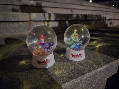 きらめくモンスターと冬の魔法でアート体験ニジゲンノモリ「ドラゴンクエスト アイランド　スノードーム制作体験2025」