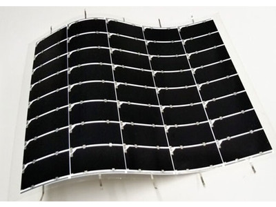 実用サイズの軽量かつフレキシブルな太陽電池モジュールで世界最高(※1)の変換効率32.65％(※2)を達成