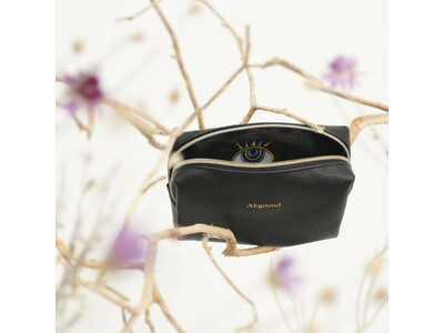 ポーチがあなたを覗き返してくる……哲学者ニーチェの「深淵」を模したポーチがQuizKnock発の通販サイト「QurioStore」に新登場