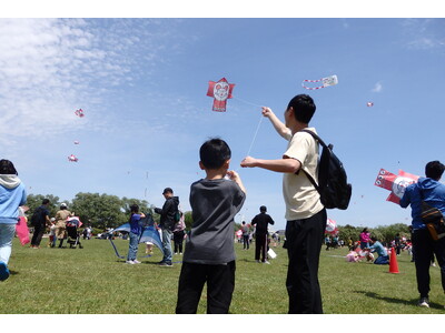 【東京都板橋区】1,000の凧が大空を舞い彩る！荒川河川敷で親子たこあげ大会開催