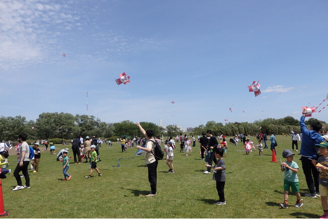 1,000の凧が大空を彩る！荒川河川敷で親子たこあげ大会を開催