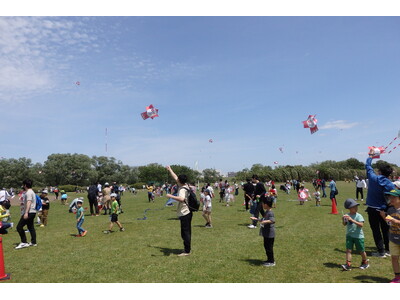 1,000の凧が大空を彩る！荒川河川敷で親子たこあげ大会を開催