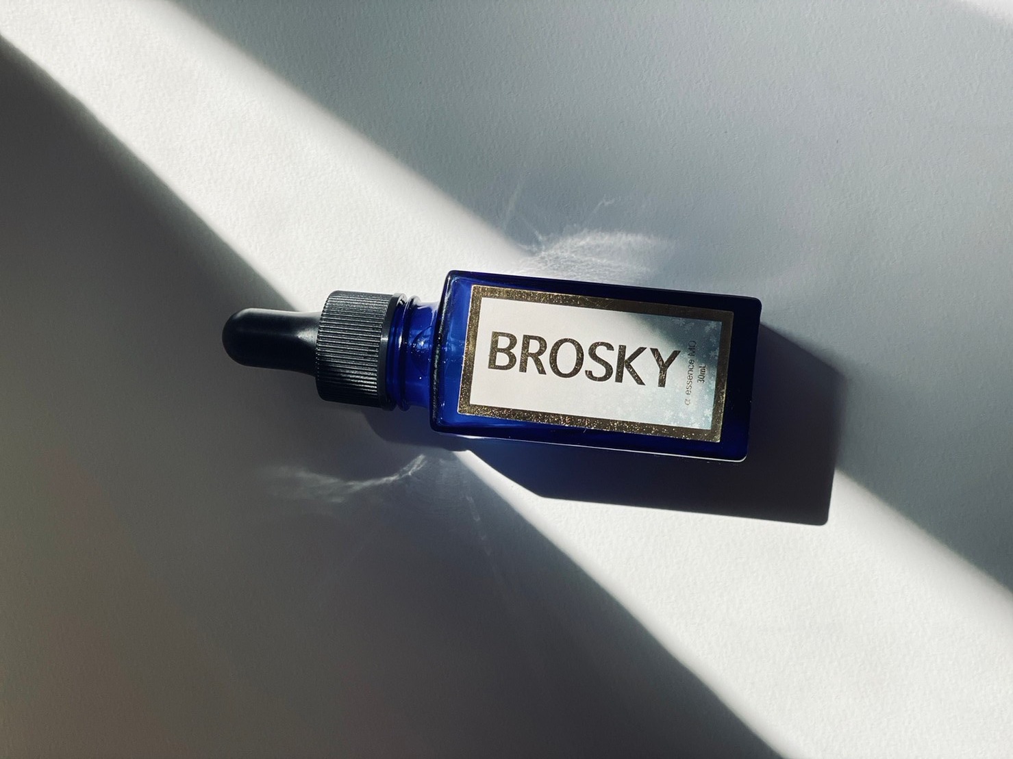 紅蘭が展開するスキンケアブランド【BROSKY】大人気の美容液から 待望の冬季限定 ＜＋α essence MO ＞発売!!