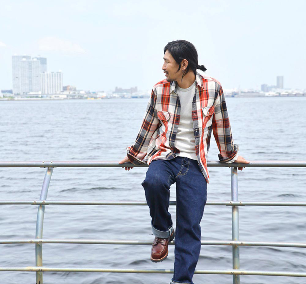 職人が一つひとつ色付けする「浮き輪ボタン」。BLUEPORTのヘビーネルシャツ…