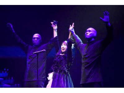 水樹奈々がブルーマングループと圧巻の共演！