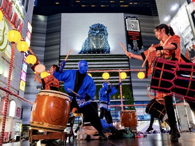 ブルーマン、3年連続で「歌舞伎町BON ODORI」に登場！真夏の歌舞伎町を“青く”染める！