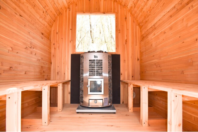 レリバント x Nova Clearly 業務提携で"本物のサウナ体験"を実現　サウナ市場急拡大で浮上する「体験格差」問題を解決へ。コラボサウナハット＆サウナキャビンセットを8月1日（金）同時リリース