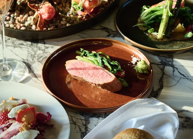 ハワイ発のフレンチビストロ「natuRe tokyo」で、ご褒美ランチにぴったりの「Lunch Course」がスタート！ワイン好きにはたまらないフリーフロープランのセットも登場