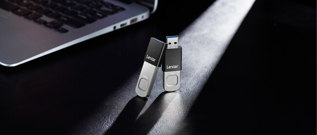 Amazon�v���C���f�[�Ō����������A�����^�ԃf�[�^�̃Z�L�����e�BLexar�A�w��F�ؑΉ�USB�t���b�V���h���C�u�uJumpDrive Fingerprint F35 PRO�v����{�s������ɓW�J