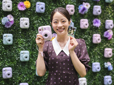 新製品「instax mini 13(TM)」のアンバサダーに就任した池端杏慈さんも体験！instax(...