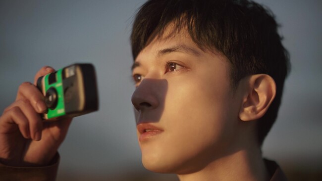 「写ルンです(TM)」のタグライン”飾らない瞬間、なのに特別。“を写真家・瀧本幹也氏が表現！吉沢亮さんが出演する「写ルンです(TM)」のプロモーション動画を公開