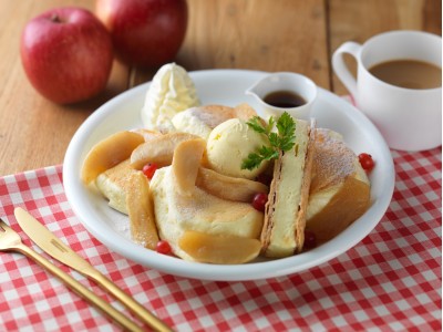 たっぷりの北海道産バターと一緒にオーブンでローストした焼きりんごとメープルシロップを楽しむパンケーキが登場！
