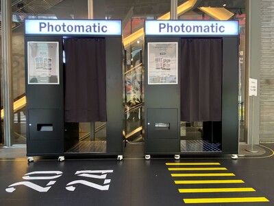 「Photomatic」が『いわゆる「サザン」について展』とコラボレーションイベントキービジュアルの世界観でセルフフォトを撮影